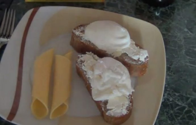 Сытный завтрак с яйцами-пашот и сыром Фета рецепт приготовления