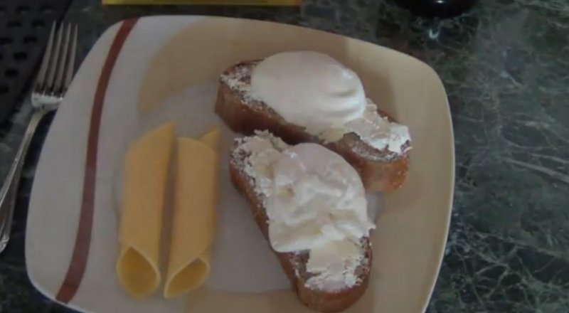 Сытный завтрак с яйцами-пашот и сыром Фета рецепт приготовления
