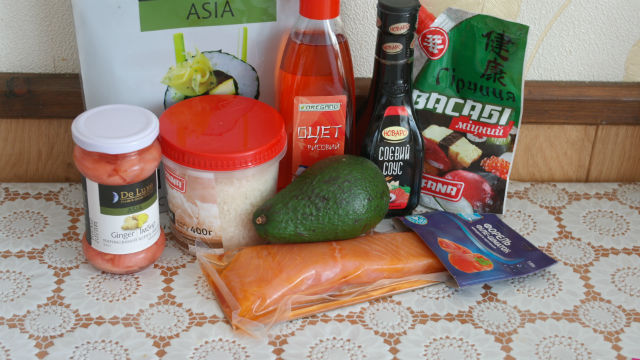 Роллы с форелью и авокадо рецепт с фото